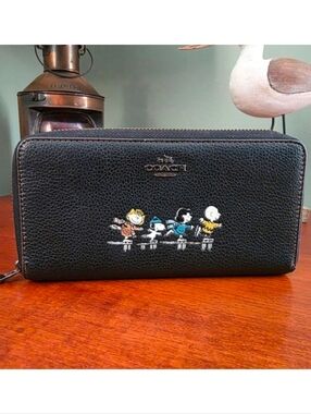 Coach 16122B Peanuts Snoopy Accordion Zip Wallet Black Pebble Leather Limited